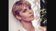 Bombshell: Με μίνι και βαθύ ντεκολτέ η Σαρλίζ Θερόν