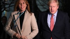 Μπόρις Τζόνσον: Η σύντροφός του έστειλε «πολιτικό μήνυμα» με το παλτό των 69 λιρών!