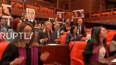 «Ο βιαστής είσαι εσύ» τραγούδησαν Τουρκάλες πολιτικοί στη βουλή στην Άγκυρα