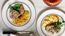 Αρνίσιο μπούτι γεμιστό με φέτα, σκόρδο και μαϊντανό