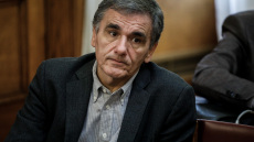 Ο Τσακαλώτος καλεί σε «μονομαχία» τον Σταϊκούρα για την  «τρύπα» των 396 εκατ. ευρώ