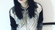 Η ροζ γούνα που φόρεσε η Ζενεβιέβ μοιάζει με αυτή του Snik