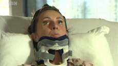 «Μαύρα» Χριστούγεννα για Λιθουανή: Βγήκε να πετάξει τα σκουπίδια και της έπεσε στο κεφάλι ένας... καναπές!