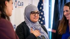 ΗΠΑ: Συμβιβασμός $120.000 με Μουσουλμάνα που έβγαλε τη χιτζάμπ για να τη φωτογραφίσουν οι αρχές