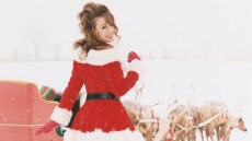 Το All I want for Christmas is you κυριαρχεί στα charts και ούτε η Μαράια δεν το πιστεύει 