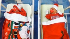 Έντυσαν τα νεογέννητα Αϊ Βασίληδες για τις γιορτές στην Πανεπιστημιακή Νεογνολογική Κλινική