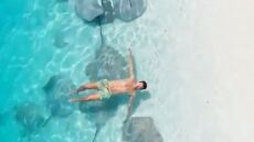 Θαρραλέος τουρίστας κολυμπάει ανάμεσα σε κοπάδι με σαλάχια στις Μαλδίβες
