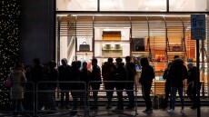 Από τα ξημερώματα σε «ουρές» μέσα στο κρύο οι Βρετανοί για τις προσφορές της Boxing Day!