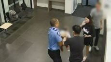 Περθ: Αστυνομικός σώζει μωράκι από πνιγμό και κάνει το καλύτερο χριστουγεννιάτικο «δώρο» στους γονείς του