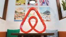 Airbnb: Πώς κέρδισε τους ξενοδόχους