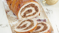 Ρολά από στήθος γαλοπούλας γεμιστά με χοιρινό κιμά και σάλτσα σύκου