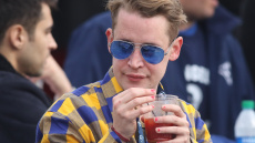 Ο Μακόλεϊ Κάλκιν έβαψε κόκκινα τα νύχια του