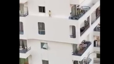 Βίντεο... εφιάλτης για γονείς: 4χρονη περπατά στο περβάζι τετάρτου ορόφου 