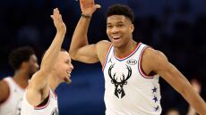 Συμπαίχτες από το 2021 Αντετοκούνμπο και Κάρι; Ο διάλογος που έβαλε «μπουρλότο» και τα 3 σενάρια