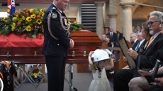 Αυστραλία: Με κράνος πυροσβέστη στην κηδεία του πατέρα του το 19 μηνών κοριτσάκι 