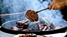 Τσικνοπέμπτη: Πόσο θα κοστίσει το κρέας φέτος στη Βαρβάκειο