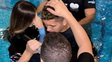 Ο Φίρμινο της Λίβερπουλ βαφτίστηκε στην πισίνα του σπιτιού του - Δείτε βίντεο