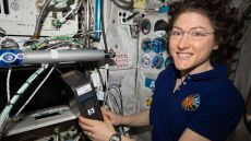 Αμερικανίδα αστροναύτης έσπασε το ρεκόρ συνεχόμενης παραμονής γυναίκας στο διάστημα