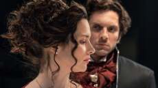 «Περηφάνια και προκατάληψη»: Πρεμιέρα στο θέατρο «Αλκυονίς», τη νύχτα των ερωτευμένων