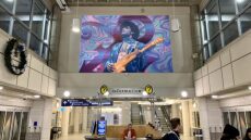 Ο Πρινς έγινε τοιχογραφία στο αεροδρόμιο της Μινεάπολις στις ΗΠΑ