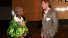 Μπραντ Πιτ: Φόρεσε... ταμπελάκι με το όνομά του σε εκδήλωση των Όσκαρ και έγινε viral