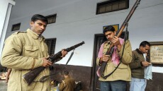 Ινδία: Οι Αρχές σκότωσαν άνδρα που κρατούσε ομήρους γυναικόπαιδα - Νεκρή από λιντσάρισμα η σύζυγός του