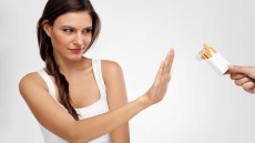 Πώς να διώξετε με φυσικό τρόπο τη μυρωδιά του τσιγάρου από το σπίτι σας