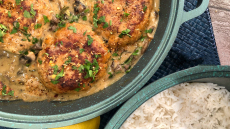 Μπιφτέκια γαλοπούλας με σάλτσα μανιταριών