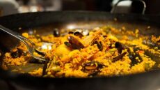 H παέγια «έκρυβε» κάνναβη και τους έστειλε στο νοσοκομείο