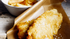 Μπακαλιάρος με πατάτες τηγανητές