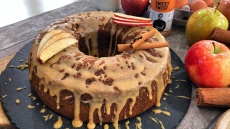 Κέικ με μήλο και επικάλυψη καραμέλας