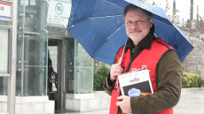 Πωλητής του περιοδικού «Σχεδία» έγινε ο διευθυντής των γραφείων του Ευρωκοινοβουλίου της ΕΕ