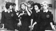 Σαν σήμερα καταργήθηκε η σχολική ποδιά - Γιατί επιβλήθηκε και πώς άλλαξε με τα χρόνια