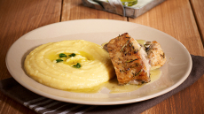 Αρνάκι ψητό με αρωματικά και φάβα Φενεού