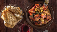 Ξιδάτο λουκάνικο Κρήτης με κρεμμύδια και ελιές