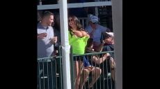 Γυναίκα-θεατής σε αγώνα γκολφ έδειξε στους αθλητές... τα στήθη της! - Δείτε βίντεο