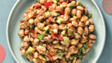 Οσπριοσαλάτα με αρωματική λαδόσαλτσα