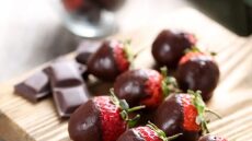 Φτιάχνουμε φράουλες με σοκολάτα για την ημέρα του Αγίου Βαλεντίνου