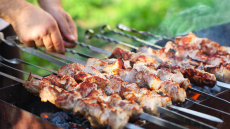 Κουίζ: Ποιο είναι το πιο δημοφιλές φαγητό για τσίκνισμα;