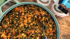 Σπανακόρυζο με ντομάτα και μυρωδικά