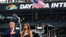 ΗΠΑ: Θεαματική εμφάνιση του Ντόναλντ Τραμπ στους αγώνες οχημάτων NASCAR - Δείτε βίντεο