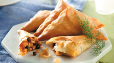 Πιτάκια με γαρίδες, σταφίδες και κουκουνάρι