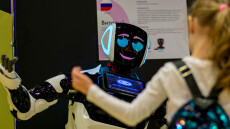 «City of Robots»: Πήγαμε, μιλήσαμε με τον Promobot V4 και... συνεννοηθήκαμε!