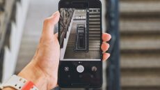 Η συνήθεια που μας κάνει πιο αργούς και λιγότερο προσεκτικούς στις σκάλες