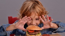 Καταστροφική η κατανάλωση fast food για παιδιά ηλικίας 2-5 ετών, σύμφωνα με νέα έρευνα