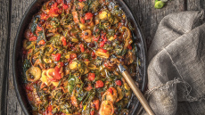 Χόρτα της λαϊκής, μελωμένα στον φούρνο με σάλτσα ντομάτας και σταφίδες