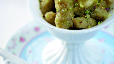 Γλυκά νιόκι με μπανάνες και φιστίκια