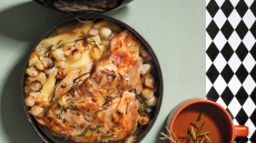 Σπάλα από γουρουνάκι στη γάστρα με πατάτες και κρεμμυδάκια