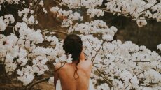 Το μυστικό για καλύτερο ύπνο κρύβεται σε μια αναπάντεχη μυρωδιά – Σε ποια;