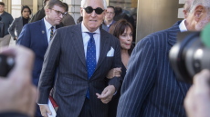 ΗΠΑ: Ο σύμβουλος του Τραμπ Ρότζερ Στόουν καταδικάστηκε σε 40 μήνες φυλακή